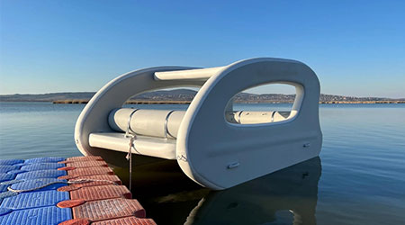 There are two large windows on the side for a wider field of vision, and there are pontoons inside the hull for resting.