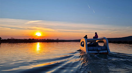 The top of the inflatable boat is also made of brushed material. It can bear 5 people and can be used for fishing, diving, etc.