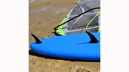 There are 2 pcs removable bottom panel fins, help board improve overall speed, and travel farther, faster, more efficiently. 